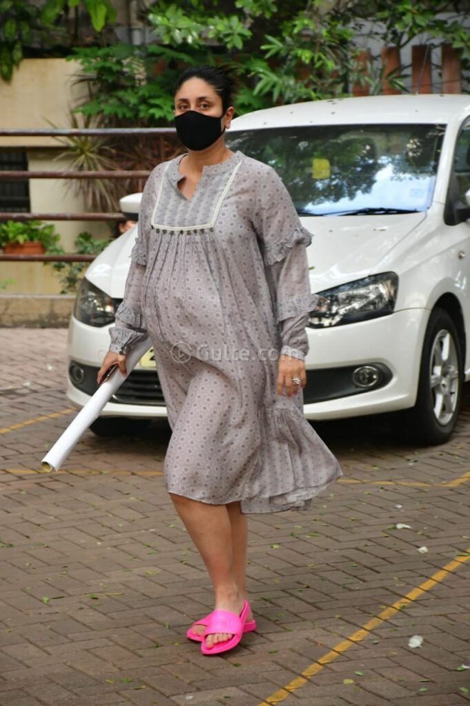 Mom-To-Be Kareena Kapoor Khan Flaunts Her Baby Bump