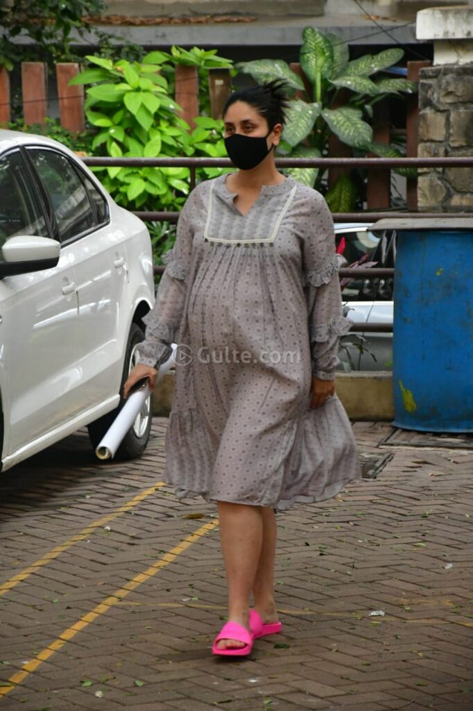 Mom-To-Be Kareena Kapoor Khan Flaunts Her Baby Bump