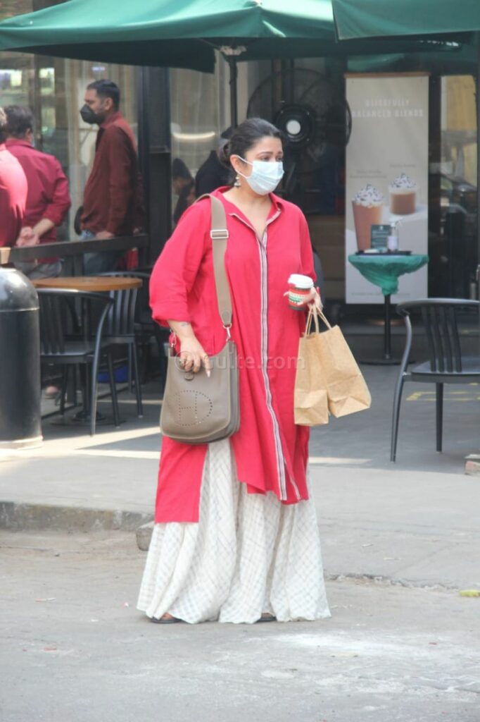 Charmy-Kaur-spotted-in-Mumbai-Streets_8-