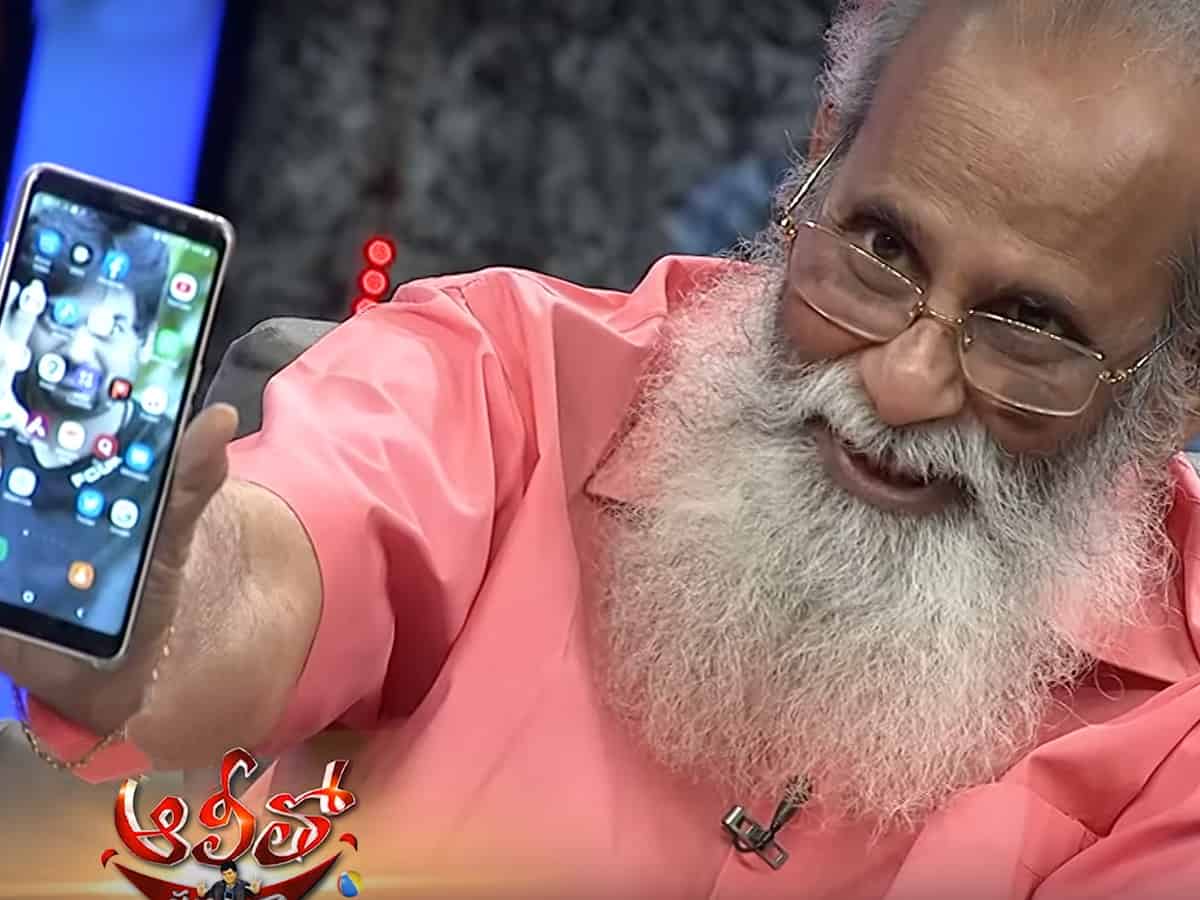 Why Rajamouli's Father's Mobile Has Puri Jagan Wallpaper? - Gulte