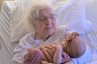 98-yr-old Woman Meets Great-great-great-Grandchild